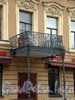 Караванная ул., д. 8. Бывший доходный дом. Балкон над центральным входом. Фото октябрь 2009 г.