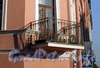 Транспортный пер., д. 6 / ул. Черняховского, д. 57. Бывший доходный дом. Решетка балкона. Фото октябрь 2009 г.