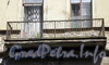 Гороховая ул., д. 48. Бывший доходный дом. Решетка балкона. Фото июль 2009 г.