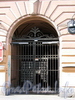 Большой пр., В.О., д. 35. Дом Е. Д. Калина. Решетка ворот. Фото август 2009 г.