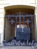 Большой пр., В.О., д. 42. Жилой дом. Решетка ворот. Фото октябрь 2009 г.