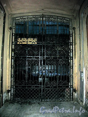 Ул. Чехова, д. 2. Решетка ворот. Фото октябрь 2009 г.