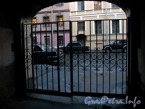 Ул. Чехова, д. 4. Решетка ворот. Фото октябрь 2009 г.