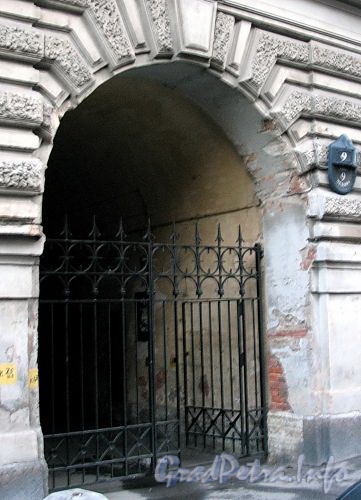 Ул. Чехова, д. 9. Решетка ворот. Фото октябрь 2009 г.