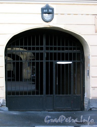 Ул. Чехова, д. 11-13. Решетка ворот. Фото октябрь 2009 г.