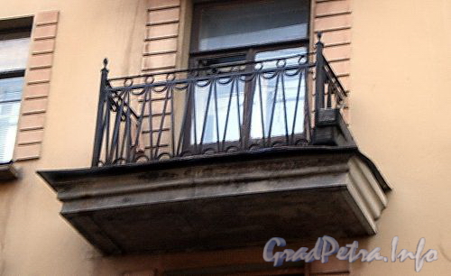 Ул. Чехова, д. 12-16. Решетка балкона. Фото октябрь 2009 г.