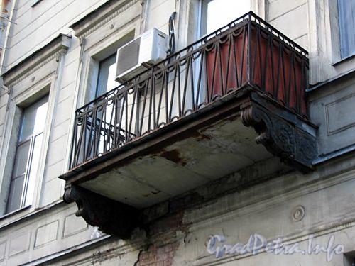 2-я линия В.О., д. 31. Бывший доходный дом. Балкон. Фото июль 2009 г.