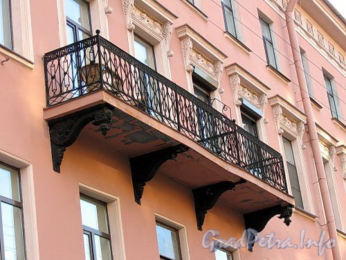 Наб. канала Грибоедова, д. 61. Дом Сидорова (Н.П.Пономаревой). Решетка балкона. Фото август 2009 г.