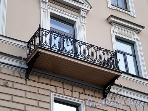 Наб. реки Мойки, д. 42. Доходный дом Башмакова. Решетка балкона. Фото октябрь 2009 г.