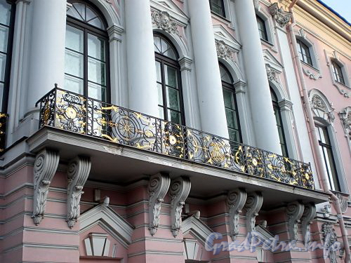 Наб. реки Мойки, д. 46. Строгановский дворец. Решетка балкона. Фото октябрь 2009 г.
