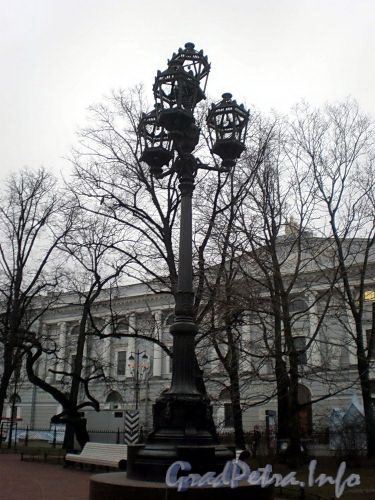 Фонарь Екатерининского сквера. Фото декабрь 2009 г.