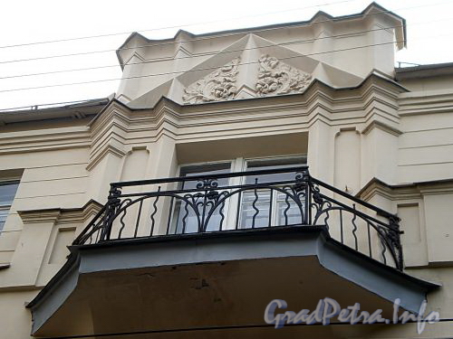 Ординарная ул., д. 4. Особняк Г. Г. Винекена. Решетка балкона. Фото сентябрь 2009 г.