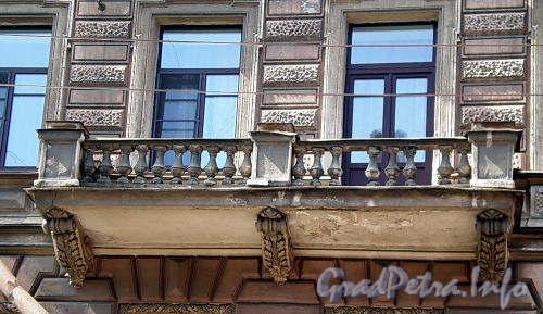 Владимирский пр., д. 7. Бывший доходный дом. Балкон. Фото август 2009 г.