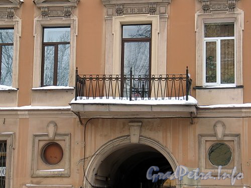 Ул. Рылеева, д. 5. Бывший доходный дом. Решетка балкона. Фото февраль 2010 г.