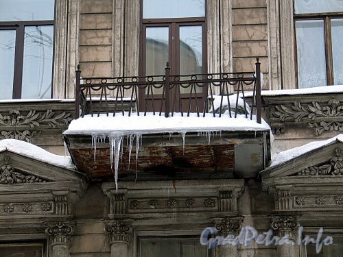 Ул. Рылеева, д. 8. Бывший доходный дом. Решетка балкона. Фото февраль 2010 г.