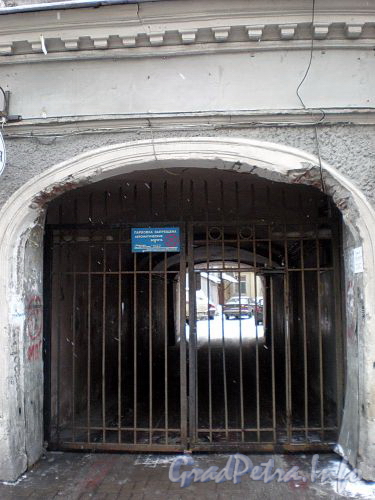 Владимирский пр., д. 7. Решетка ворот. Фото март 2010 г.