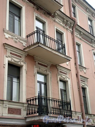 Манежный пер., д. 2. Бывший доходный дом. Фрагмент фасада с балконами. Фото март 2010 г.