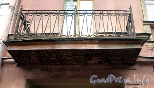 Манежный пер., д. 7 (левая часть). Бывший доходный дом. Решетка балкона. Фото март 2010 г.