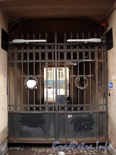 Манежный пер., д. 7 (левая часть).  Решетка ворот. Фото март 2010 г.
