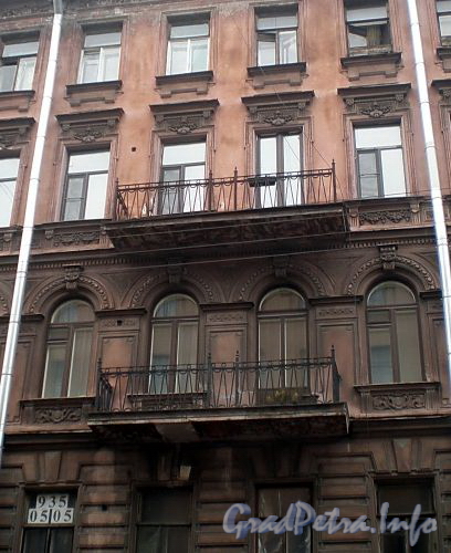 Манежный пер., д. 12. Доходный дом М. М. Рянгина. Фрагмент фасада с балконами. Фото март 2010 г.
