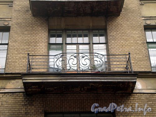 Манежный пер., д. 18. Доходный дом Е. В. Ильиной. Решетка балкона. Фото март 2010 г.
