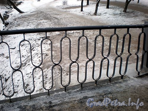 Фрагмент ограды Андреевского пешеходного моста через реку Смоленку. Фото декабрь 2009 г.