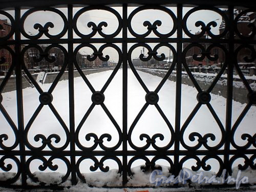 Фрагмент ограды Варшавского моста. Фото февраль 2010 г.