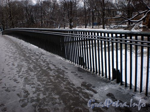 Ограда Мало-Крестовского моста. Фото декабрь 2009 г.
