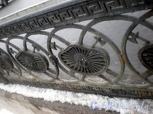 Фрагмент ограды Ново-Петергофского моста. Фото февраль 2010 г.