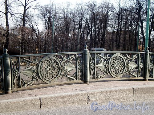 Фрагмент ограды Нижнего Лебяжьего моста. Фото апрель 2009 г.