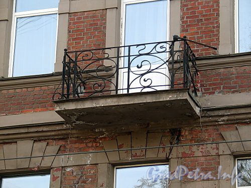 Ул. Котовского, д. 4. Бывший доходный дом. Решетка балкона. Фото апрель 2010 г.