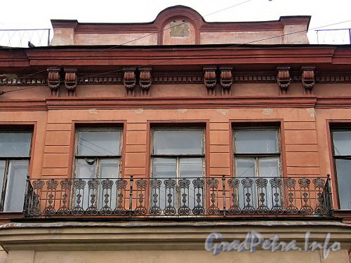 Большой пр. В.О., д. 3. Доходный дом М. А. Соловейчика. Решетка балкона эркера. Фото май 2010 г.