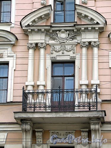 1-я линия В.О., д. 18. Доходный дом И. В. Голубина (И. И. Зайцевского). Решетка балкона. Фото май 2010 г.