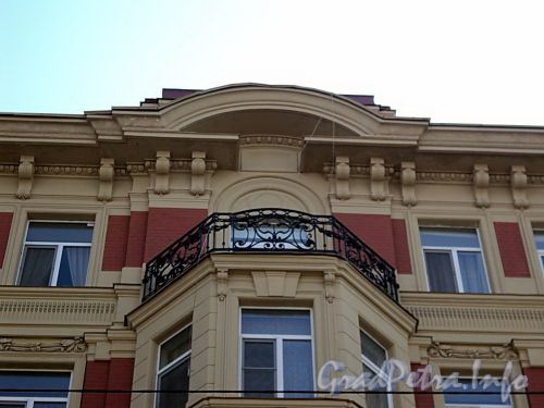 Фурштатская ул., д. 9. Решетка балкона эркера. Фото май 2010 г.