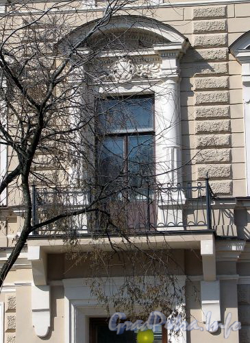Фурштатская ул., д. 10. Доходный дом В.П. Орлова-Давыдова. Решетка балкона. Фото май 2010 г.