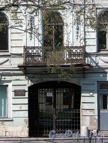 Фурштатская ул., д. 6. Решетки балкона и ворот. Фото май 2010 г.
