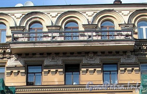 Фурштатская ул., д. 20. Доходный дом Н.Н. Зайцевой. Решетка верхнего центрального балкона. Фото май 2010 г.