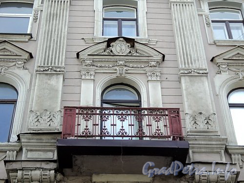 Фурштатская ул., д. 25. Решетка правого балкона. Фото май 2010 г.