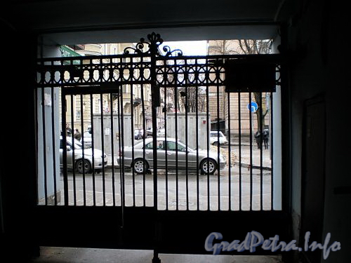 Фурштатская ул., д. 42. Решетка ворот. Фото апрель 2009 г.