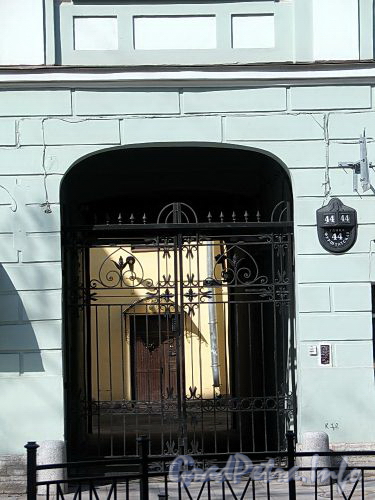 Фурштатская ул., д. 44. Решетка ворот. Фото май 2010 г.