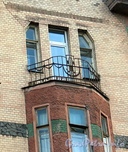 Клинский пр., д. 2. Доходный дом А.П. Максимовой. Решетка балкона эркера. Фото май 2010 г.