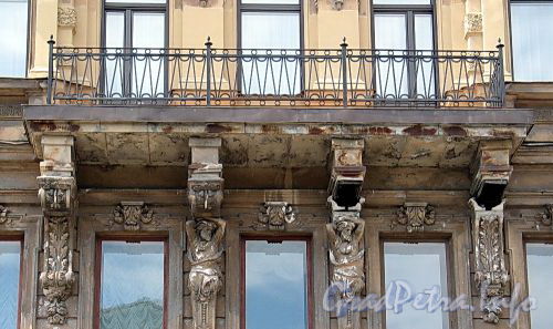 Потемкинская ул., д. 7. Доходный дом В.П. Лихачева. Решетка балкона корпуса по Потемкинской улице. Фото май 2010 г.