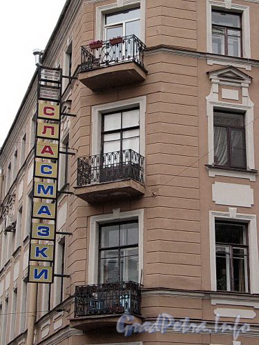 Бобруйская ул., д. 2 / ул. Комиссара Смирнова, д. 5 (правая часть). Балконы угловой части фасада. Фото май 2010 г.
