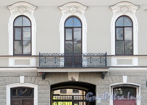 Наб. реки Мойки, д. 84. Доходный дом Касаткина-Ростовского. Решетка балкона. Фото июнь 2010 г.