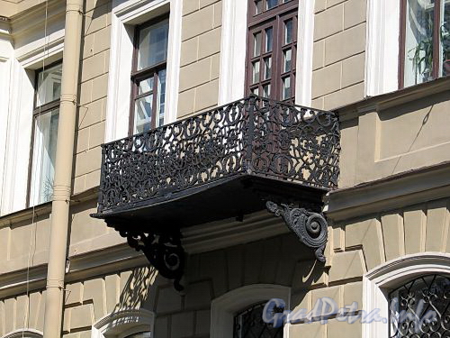 Мелитопольский пер., д. 2. Кронштейны и решетка балкона. Фото май 2010 г.