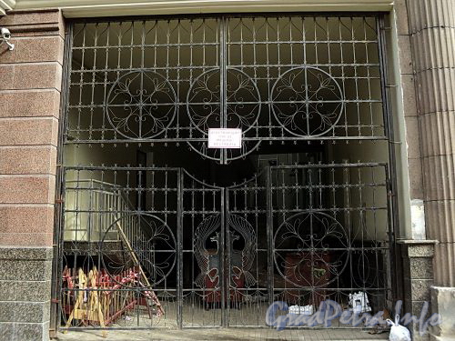 Бол. Казачий пер., д. 2. Решетка ворот. Фото май 2010 г.