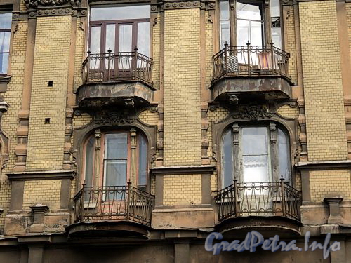 Бол. Казачий пер., д. 6. Доходный дом М.В. Захарова. Фрагмент фасада с балконами. Фото май 2010 г.