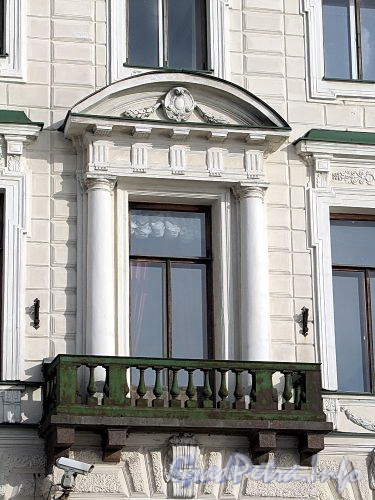 Английская наб., д. 8. Фрагмент фасада с балконом. Фото июнь 2010 г.