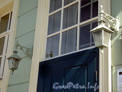 Английская наб., д. 12. Фонари над главным входом. Фото июнь 2010 г.
