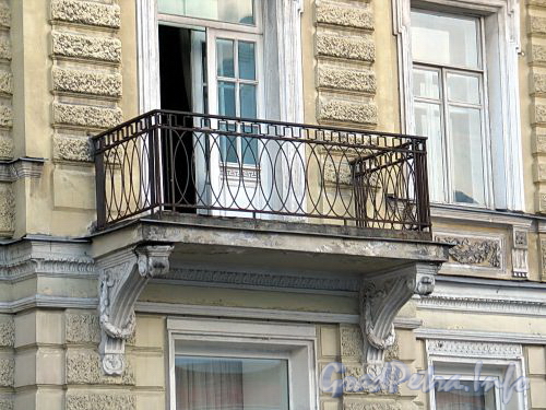 Английская наб., д. 46. Особняк И. Булычева (С. Б. Кафталя). Решетка балкона. Фото июнь 2010 г.